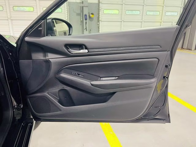 2025 Super Black Clearcoat Nissan Altima 2.5 SV FWD Sedan