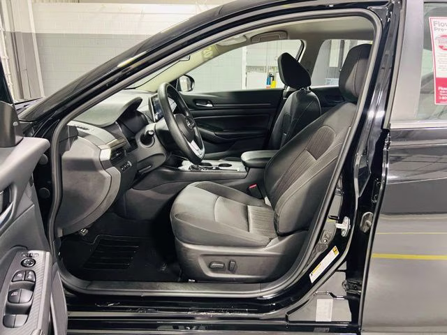 2025 Super Black Clearcoat Nissan Altima 2.5 SV FWD Sedan