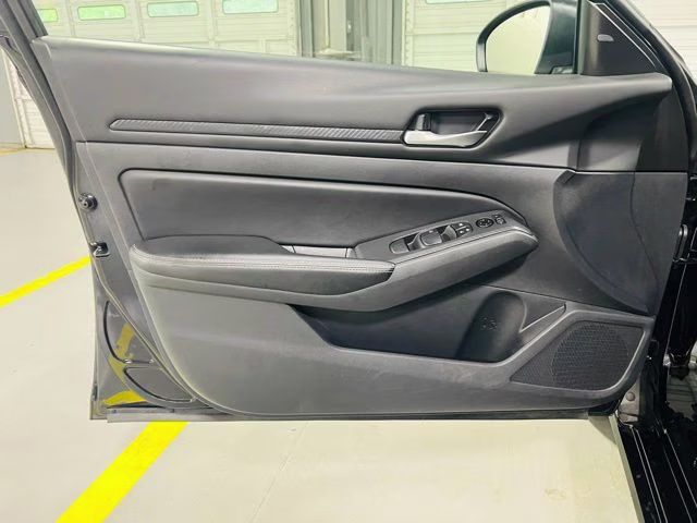 2025 Super Black Clearcoat Nissan Altima 2.5 SV FWD Sedan