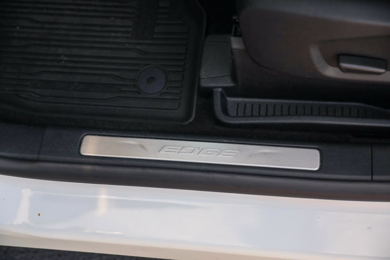 2024 Star White Metallic Tri-Coat Ford Edge Titanium AWD SUV