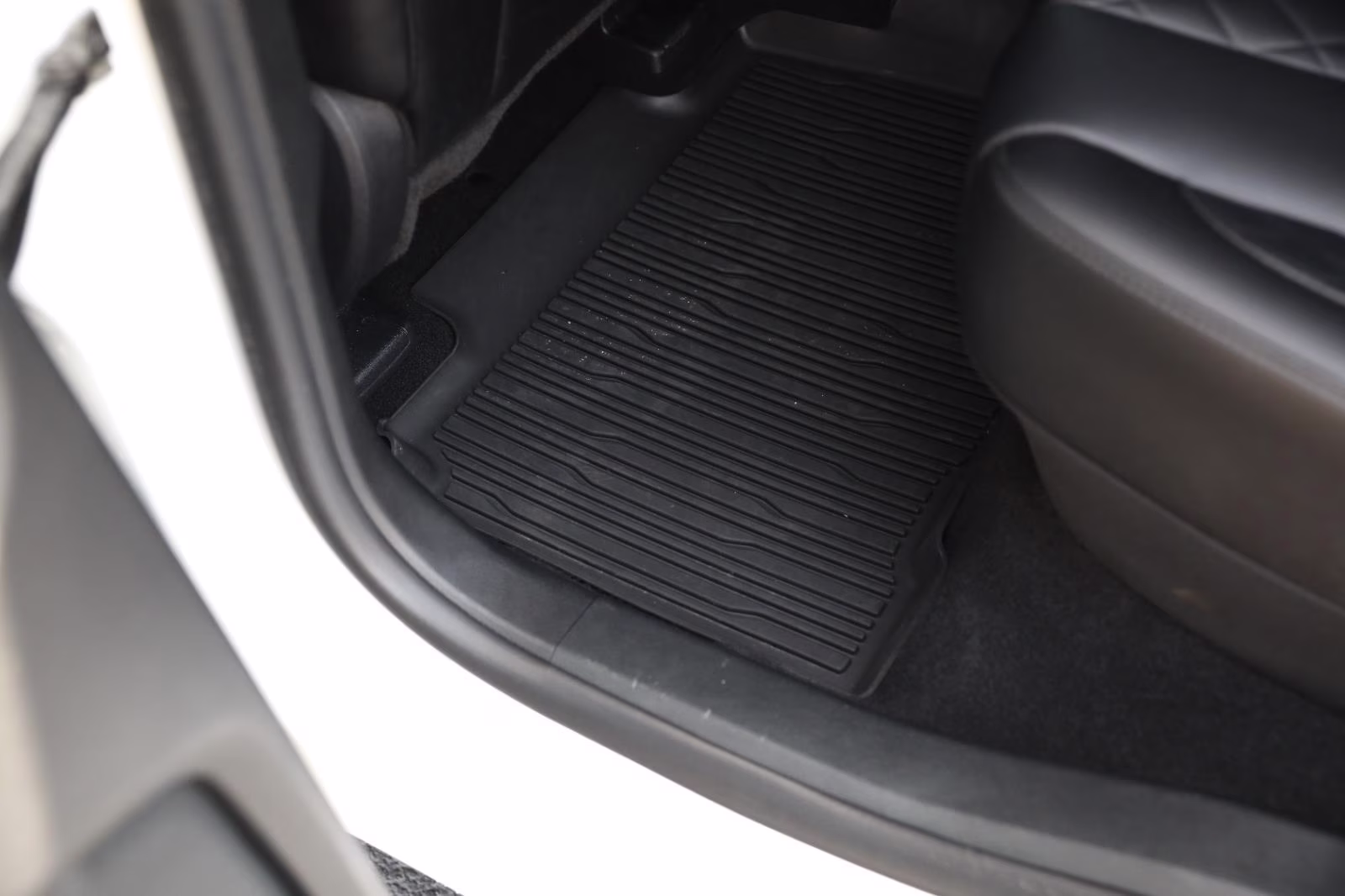 2024 Star White Metallic Tri-Coat Ford Edge Titanium AWD SUV