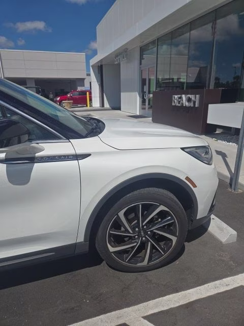 2023 Pristine White Metallic Tri-Coat Lincoln Corsair Reserve FWD SUV