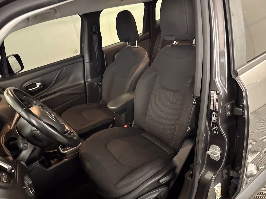2018 Granite Crystal Metallic Clearcoat Jeep Renegade Latitude FWD SUV