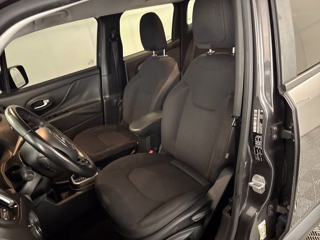 2018 Granite Crystal Metallic Clearcoat Jeep Renegade Latitude FWD SUV