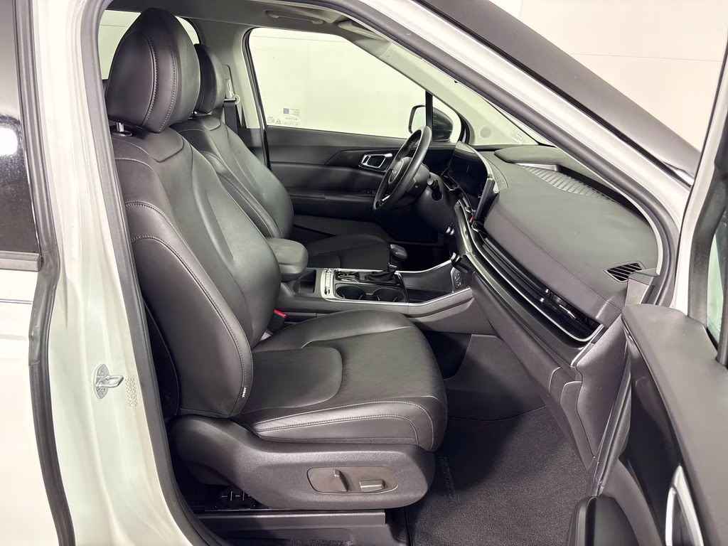 2025 Snow White Pearl Kia Carnival SX FWD Van
