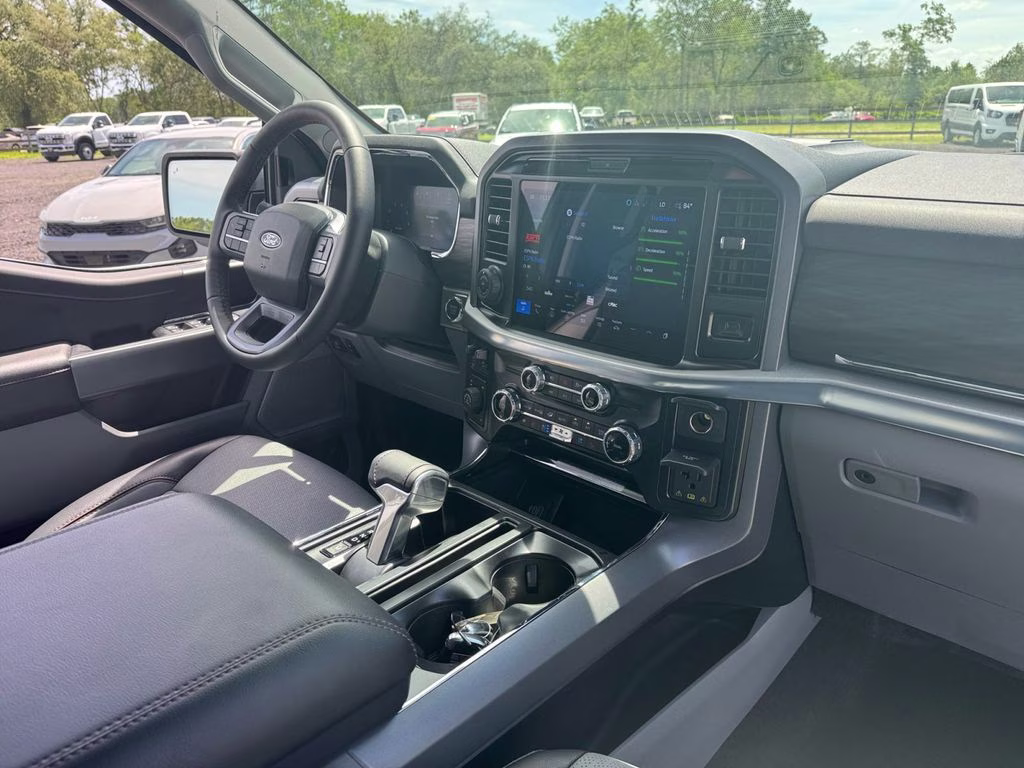 2025 White Metallic Ford F-150 Lariat 4X4 Truck