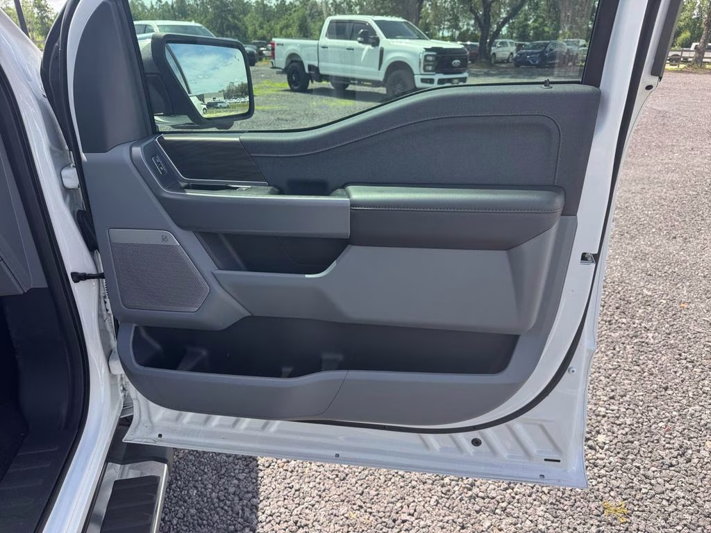 2025 White Metallic Ford F-150 Lariat 4X4 Truck