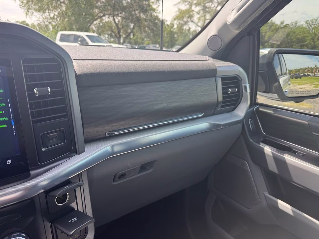2025 White Metallic Ford F-150 Lariat 4X4 Truck