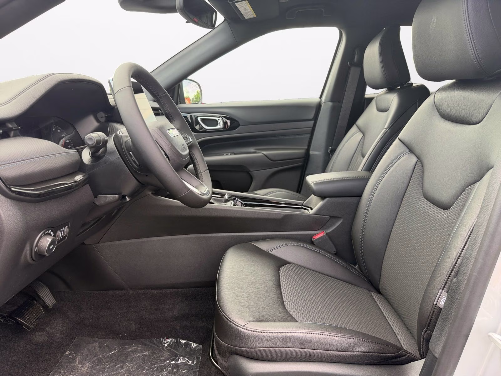 2026 Silver Zynith Metallic Clearcoat Jeep Compass Latitude 4X4 SUV