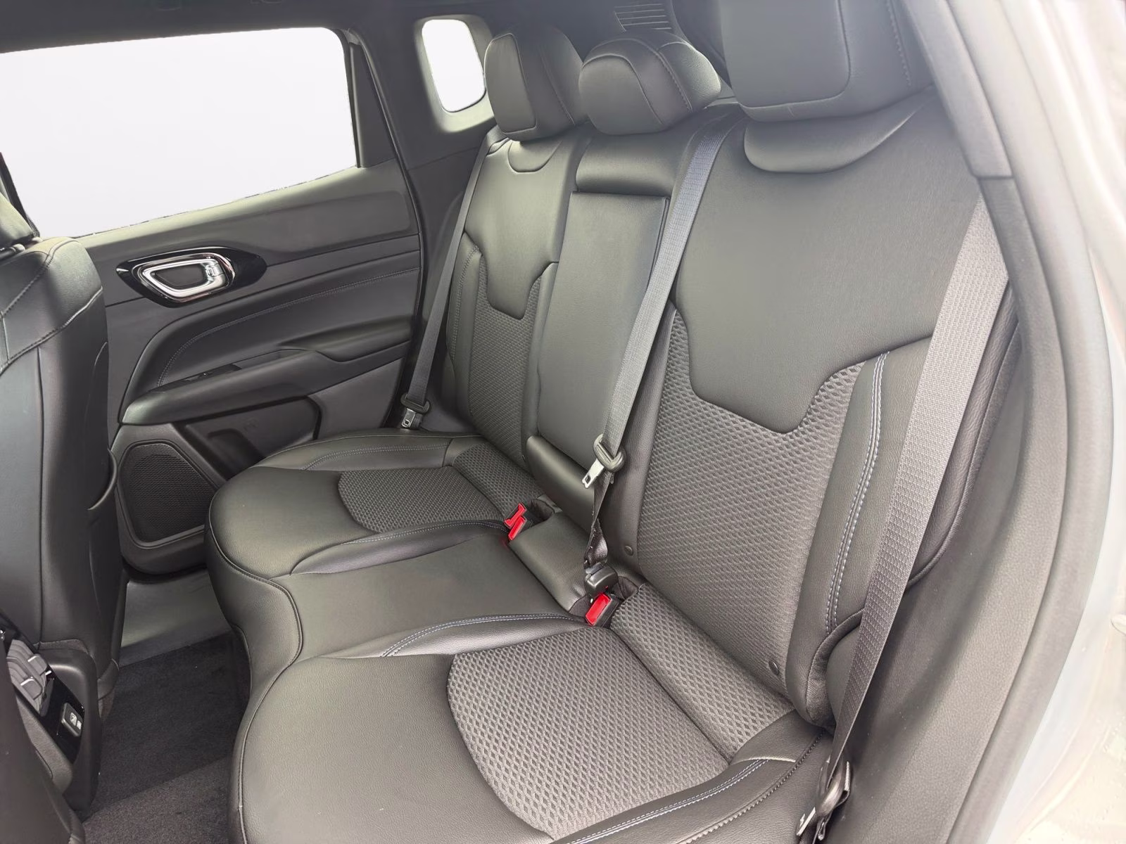 2026 Silver Zynith Metallic Clearcoat Jeep Compass Latitude 4X4 SUV