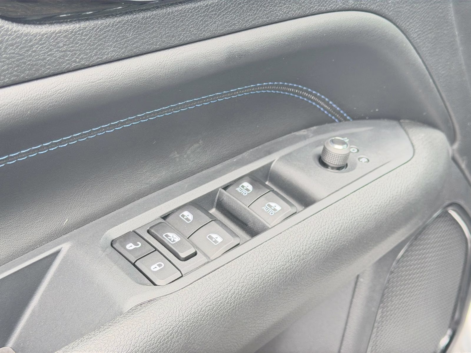 2026 Silver Zynith Metallic Clearcoat Jeep Compass Latitude 4X4 SUV