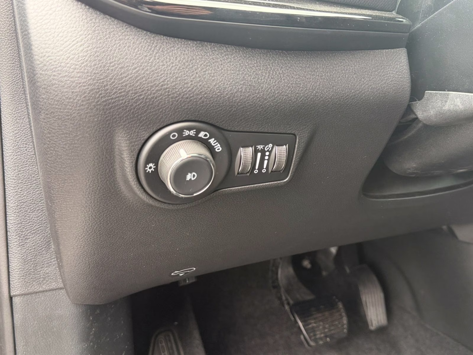 2026 Silver Zynith Metallic Clearcoat Jeep Compass Latitude 4X4 SUV