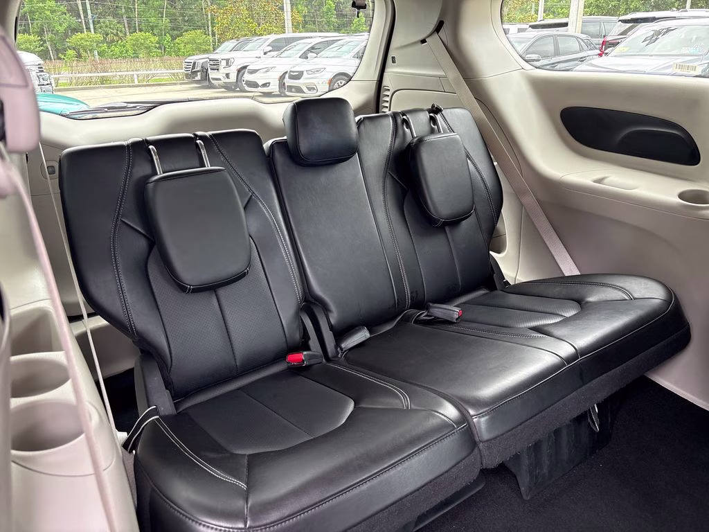 2024 Diamond Black Crystal Pearlcoat Chrysler Pacifica Touring L FWD Van