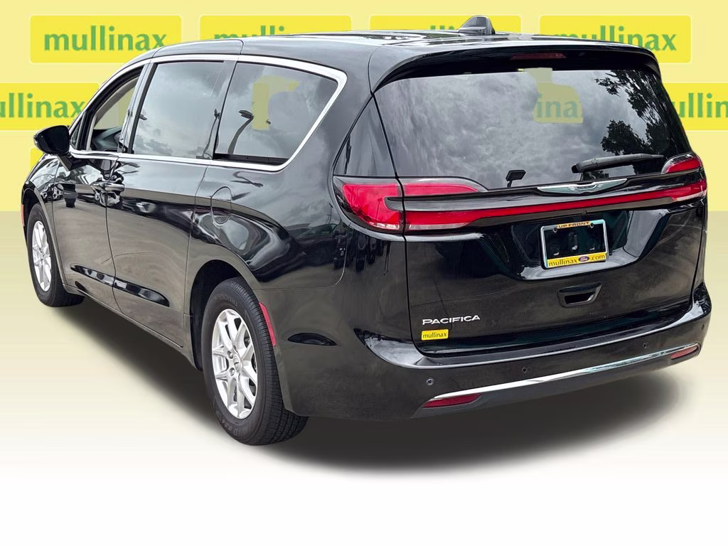 2024 Diamond Black Crystal Pearlcoat Chrysler Pacifica Touring L FWD Van