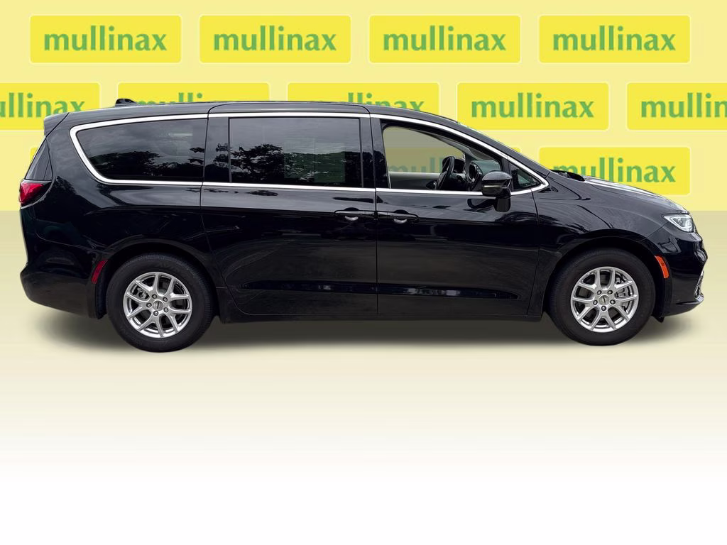 2024 Diamond Black Crystal Pearlcoat Chrysler Pacifica Touring L FWD Van