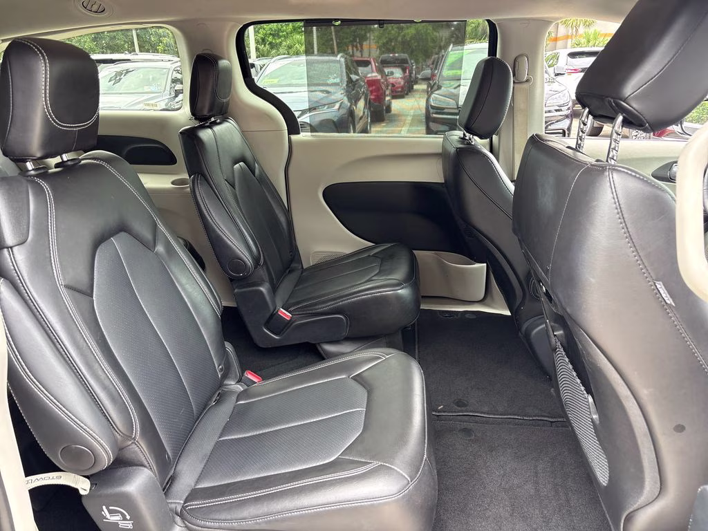 2024 Diamond Black Crystal Pearlcoat Chrysler Pacifica Touring L FWD Van
