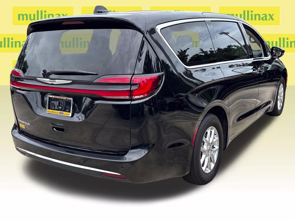 2024 Diamond Black Crystal Pearlcoat Chrysler Pacifica Touring L FWD Van