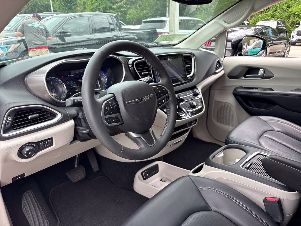 2024 Diamond Black Crystal Pearlcoat Chrysler Pacifica Touring L FWD Van