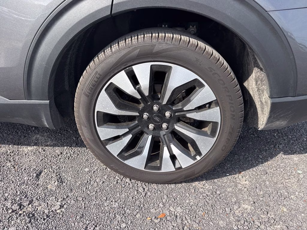 2025 Gray Metallic Ford Explorer Platinum 4X4 SUV