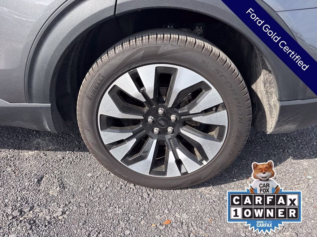2025 Gray Metallic Ford Explorer Platinum 4X4 SUV