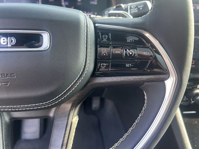 2023 Velvet Red Pearlcoat Jeep Grand Cherokee Overland 4X4 SUV