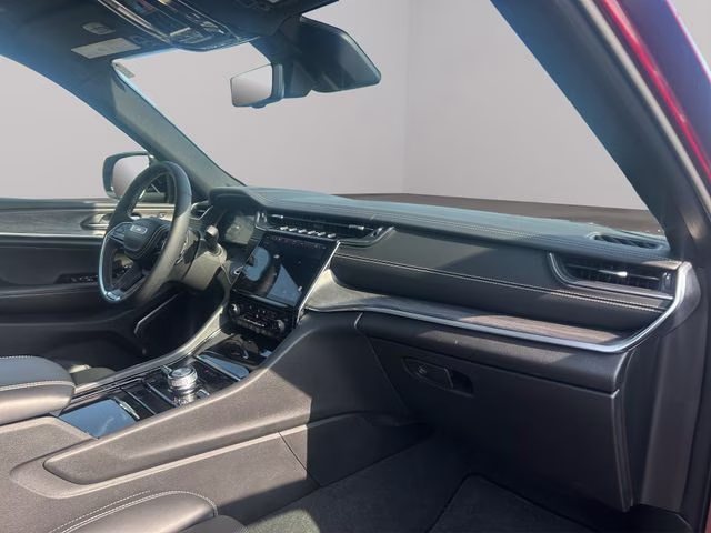 2023 Velvet Red Pearlcoat Jeep Grand Cherokee Overland 4X4 SUV