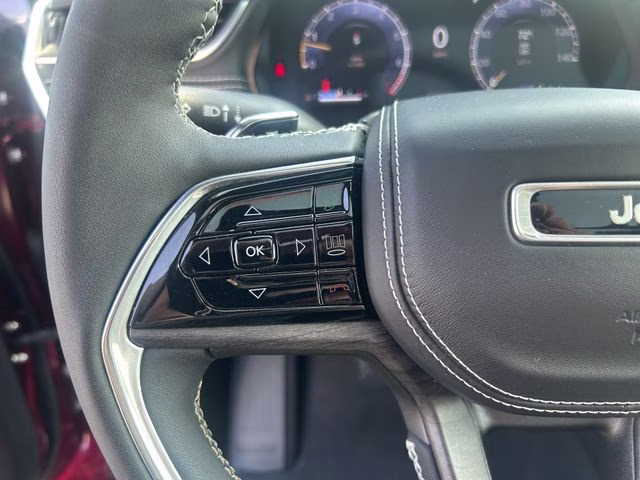 2023 Velvet Red Pearlcoat Jeep Grand Cherokee Overland 4X4 SUV