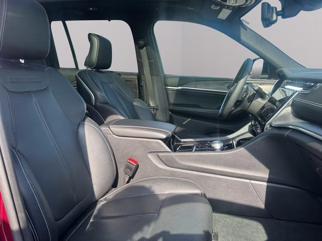 2023 Velvet Red Pearlcoat Jeep Grand Cherokee Overland 4X4 SUV