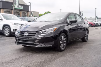2025 Super Black Metallic Nissan Versa 1.6 SV FWD Sedan