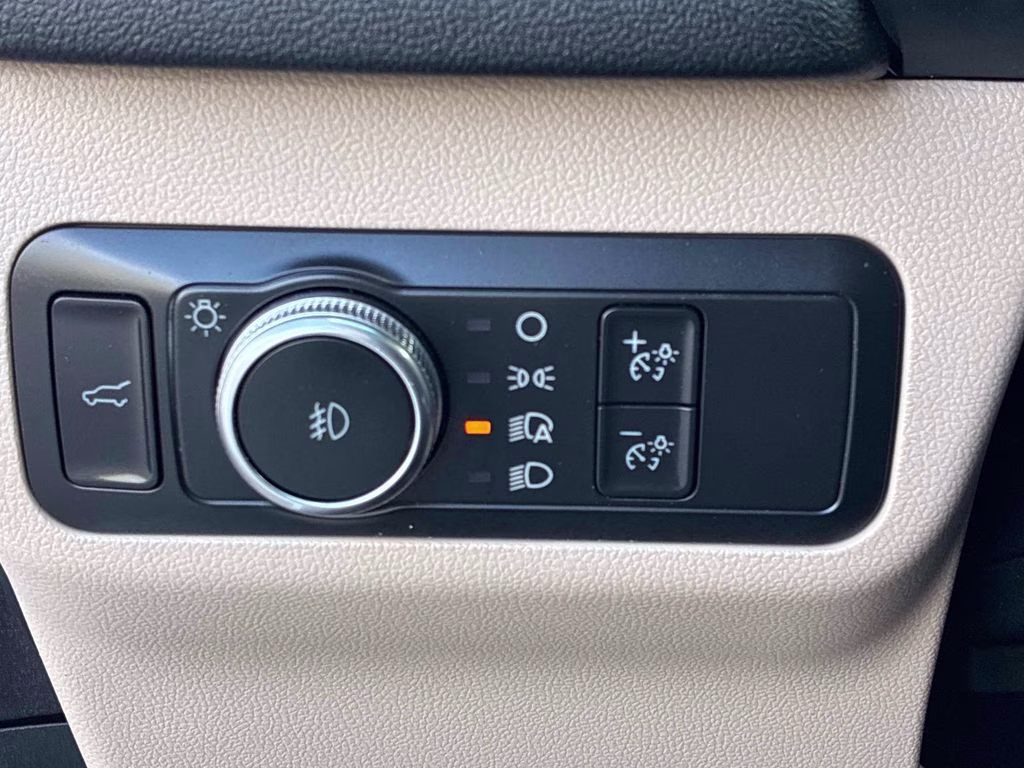2022 Oxford White Ford Escape SEL AWD SUV