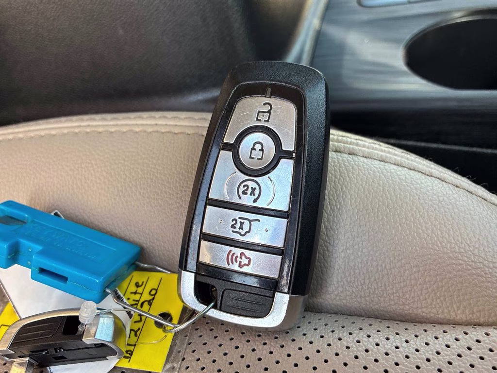 2022 Oxford White Ford Escape SEL AWD SUV
