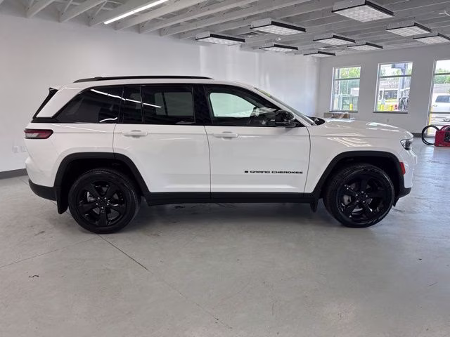 2023 Bright White Clearcoat Jeep Grand Cherokee Limited 4X4 SUV