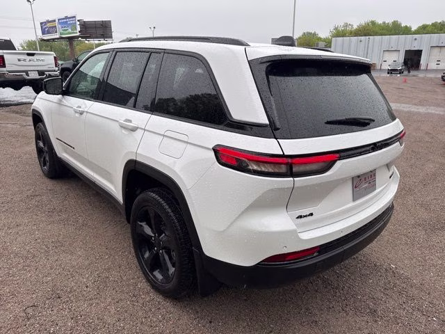 2023 Bright White Clearcoat Jeep Grand Cherokee Limited 4X4 SUV