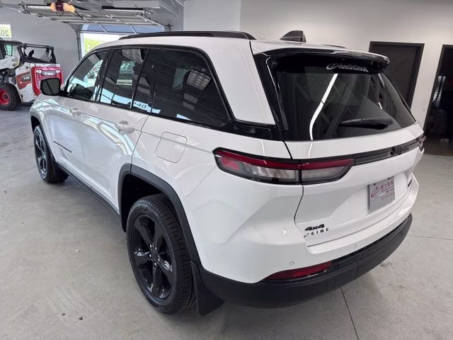 2023 Bright White Clearcoat Jeep Grand Cherokee Limited 4X4 SUV