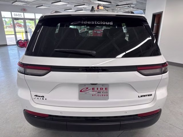 2023 Bright White Clearcoat Jeep Grand Cherokee Limited 4X4 SUV