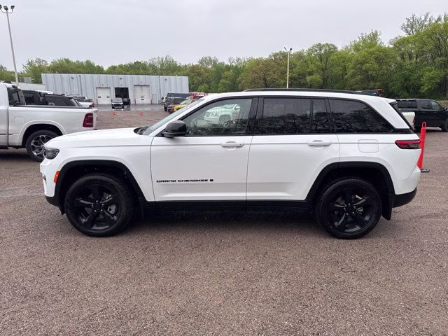 2023 Bright White Clearcoat Jeep Grand Cherokee Limited 4X4 SUV
