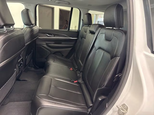 2023 Bright White Clearcoat Jeep Grand Cherokee Limited 4X4 SUV