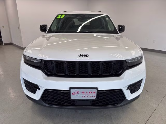 2023 Bright White Clearcoat Jeep Grand Cherokee Limited 4X4 SUV