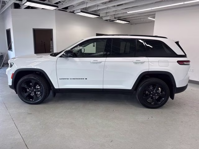 2023 Bright White Clearcoat Jeep Grand Cherokee Limited 4X4 SUV