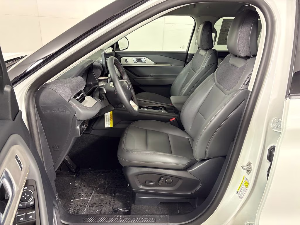 2026 Star White Metallic Tri-Coat Ford Explorer Active RWD SUV