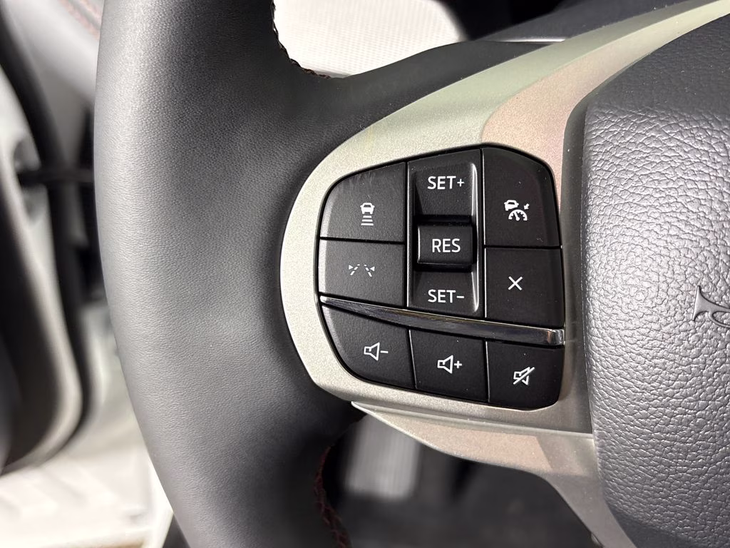 2026 Star White Metallic Tri-Coat Ford Explorer Active RWD SUV
