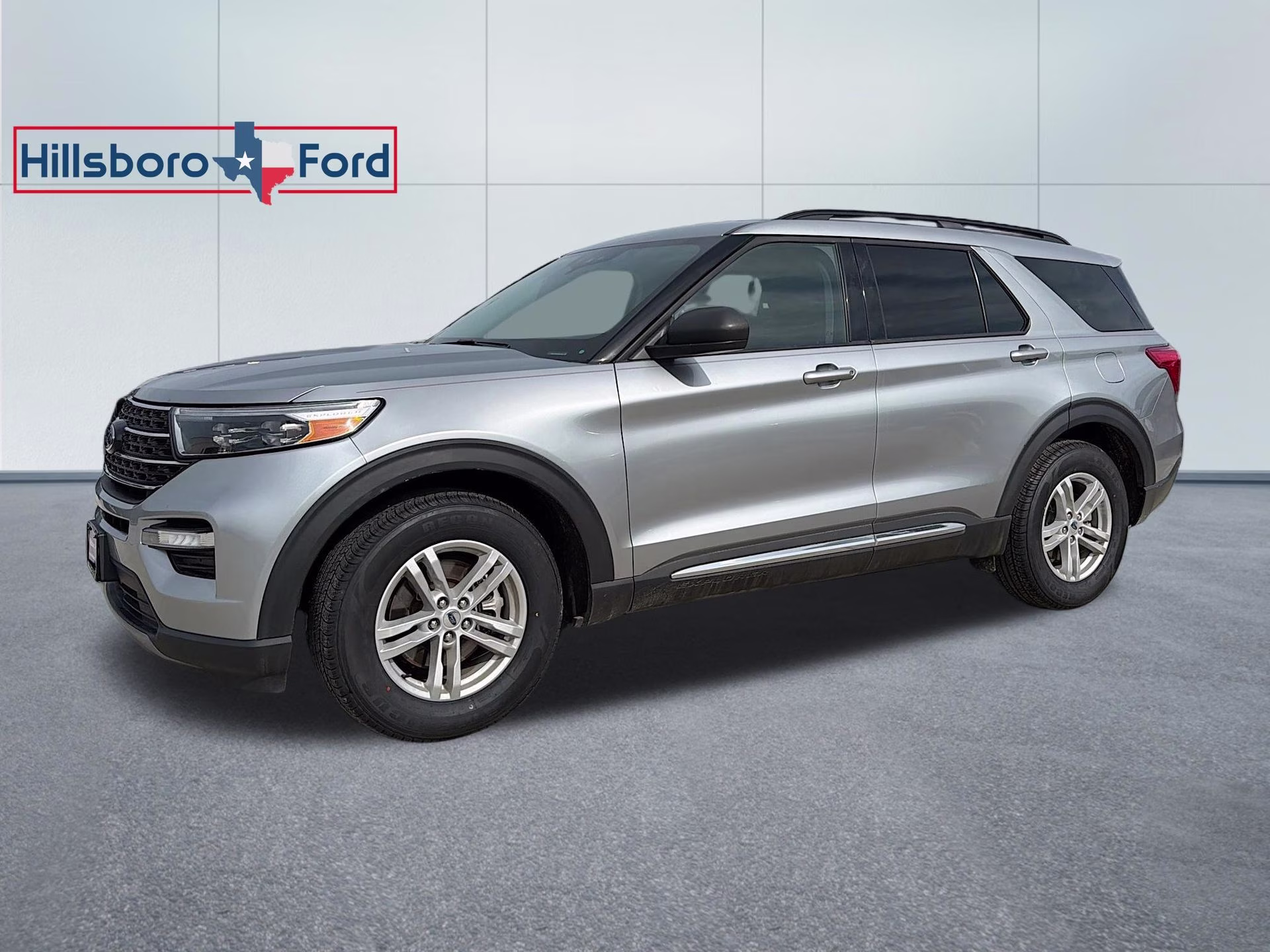 2024 Iconic Silver Metallic Ford Explorer XLT RWD SUV