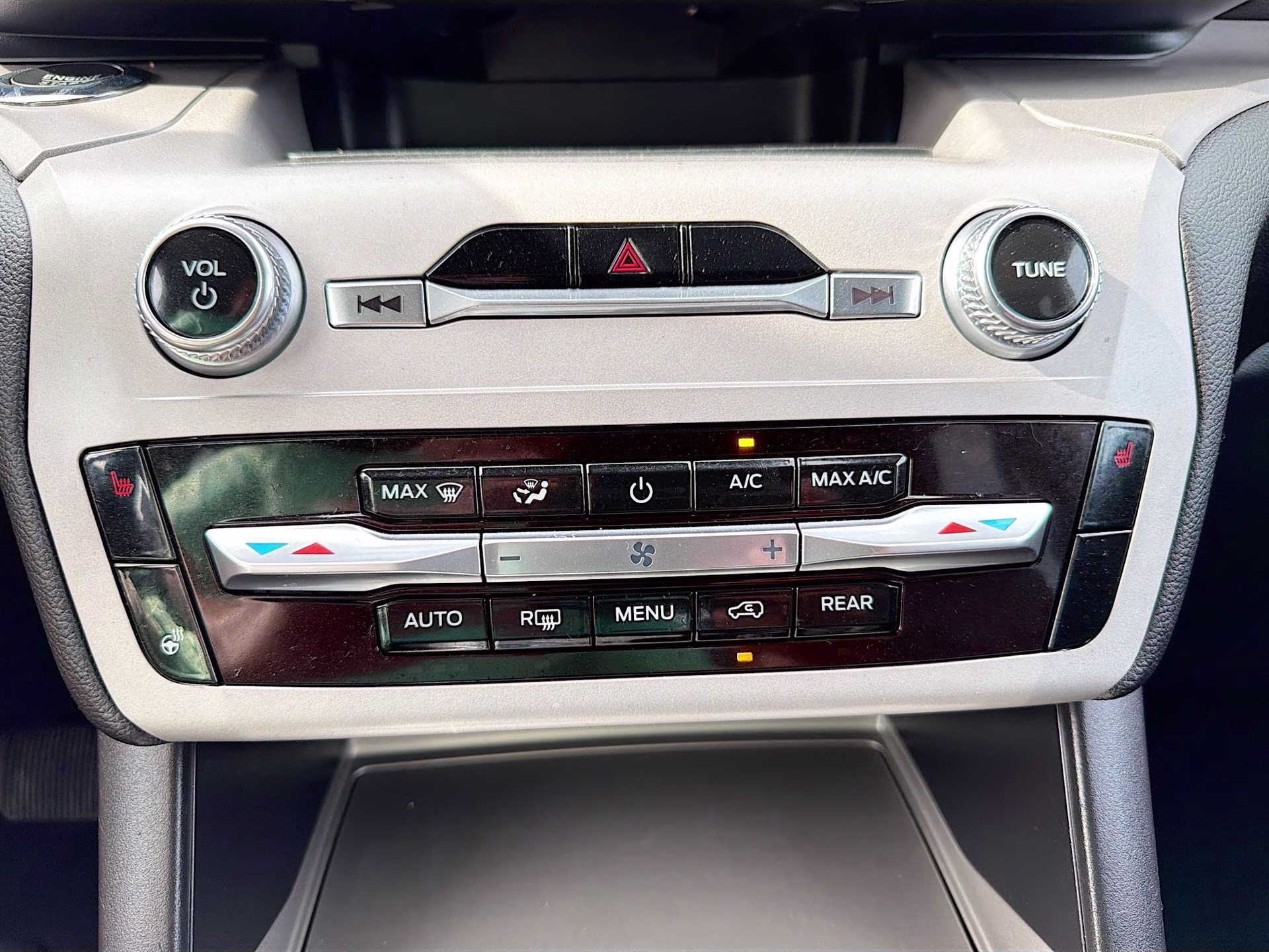 2024 Iconic Silver Metallic Ford Explorer XLT RWD SUV