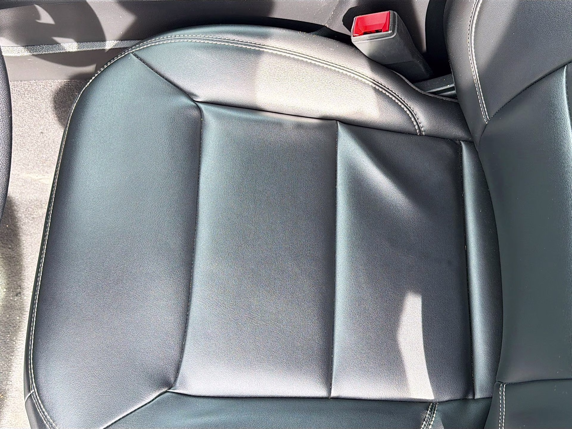 2024 Iconic Silver Metallic Ford Explorer XLT RWD SUV