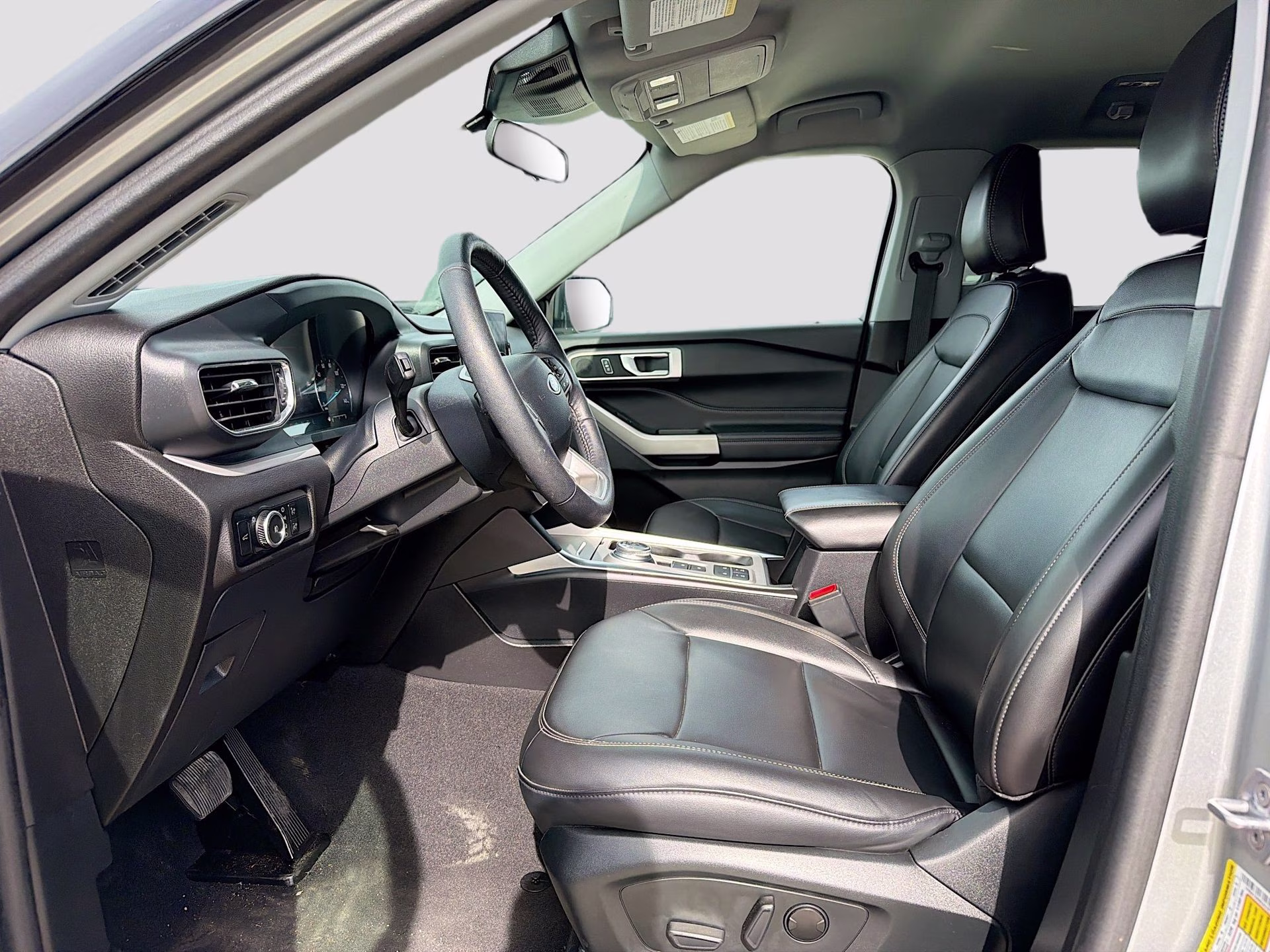 2024 Iconic Silver Metallic Ford Explorer XLT RWD SUV