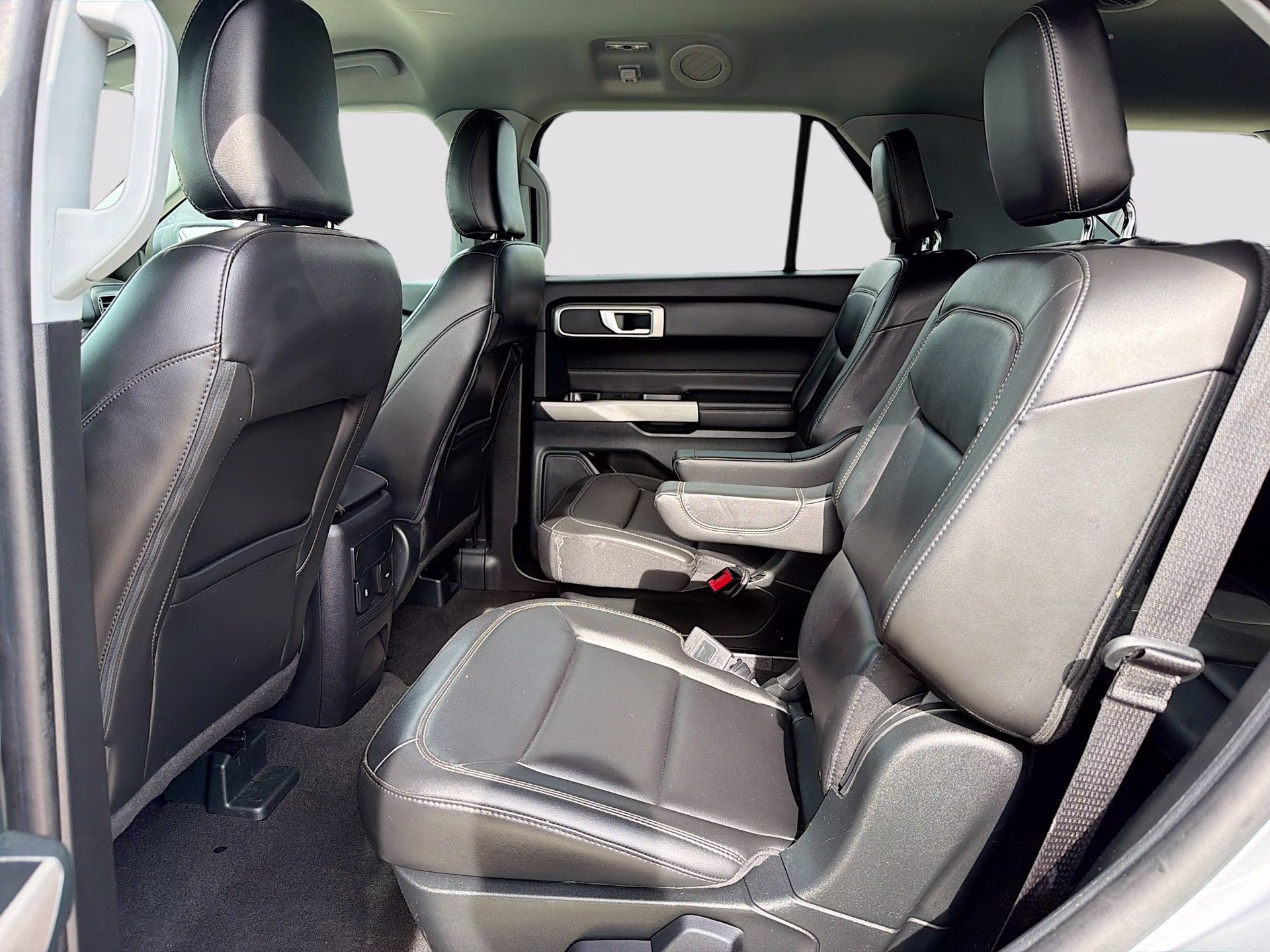 2024 Iconic Silver Metallic Ford Explorer XLT RWD SUV