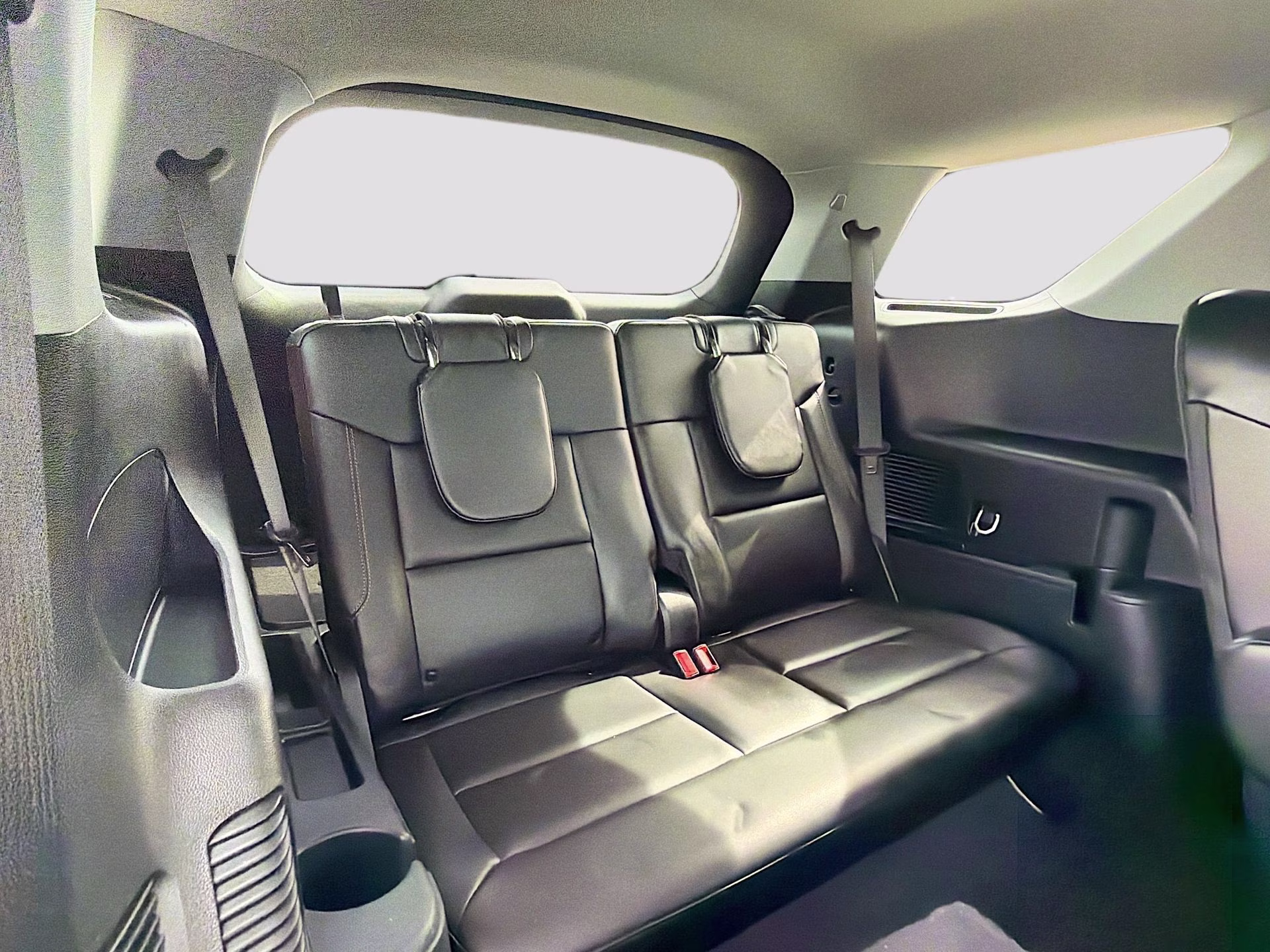 2024 Iconic Silver Metallic Ford Explorer XLT RWD SUV