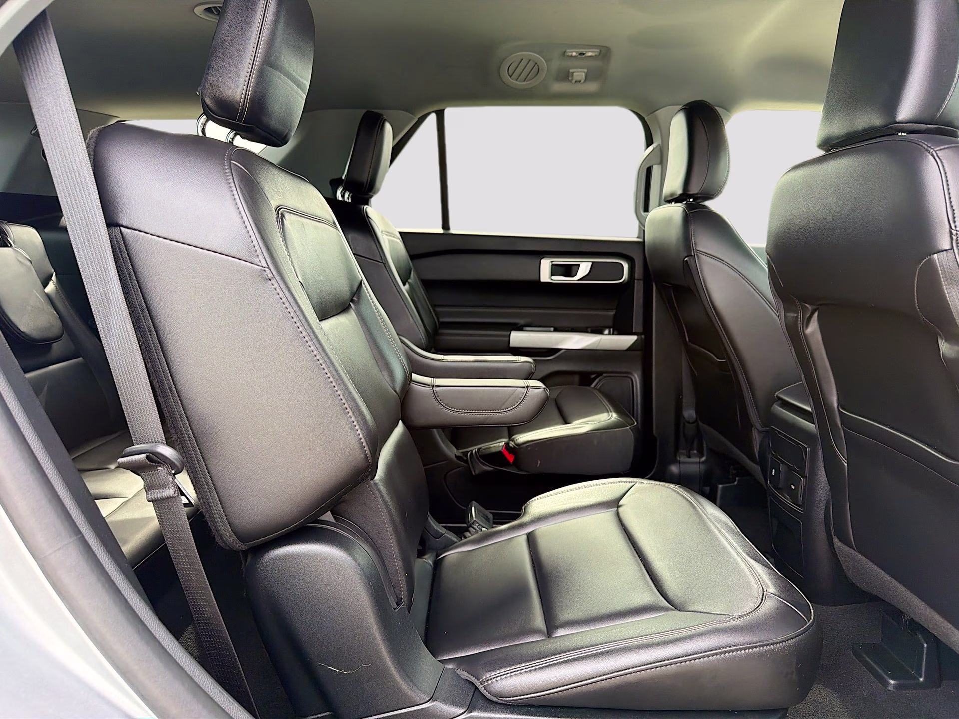 2024 Iconic Silver Metallic Ford Explorer XLT RWD SUV