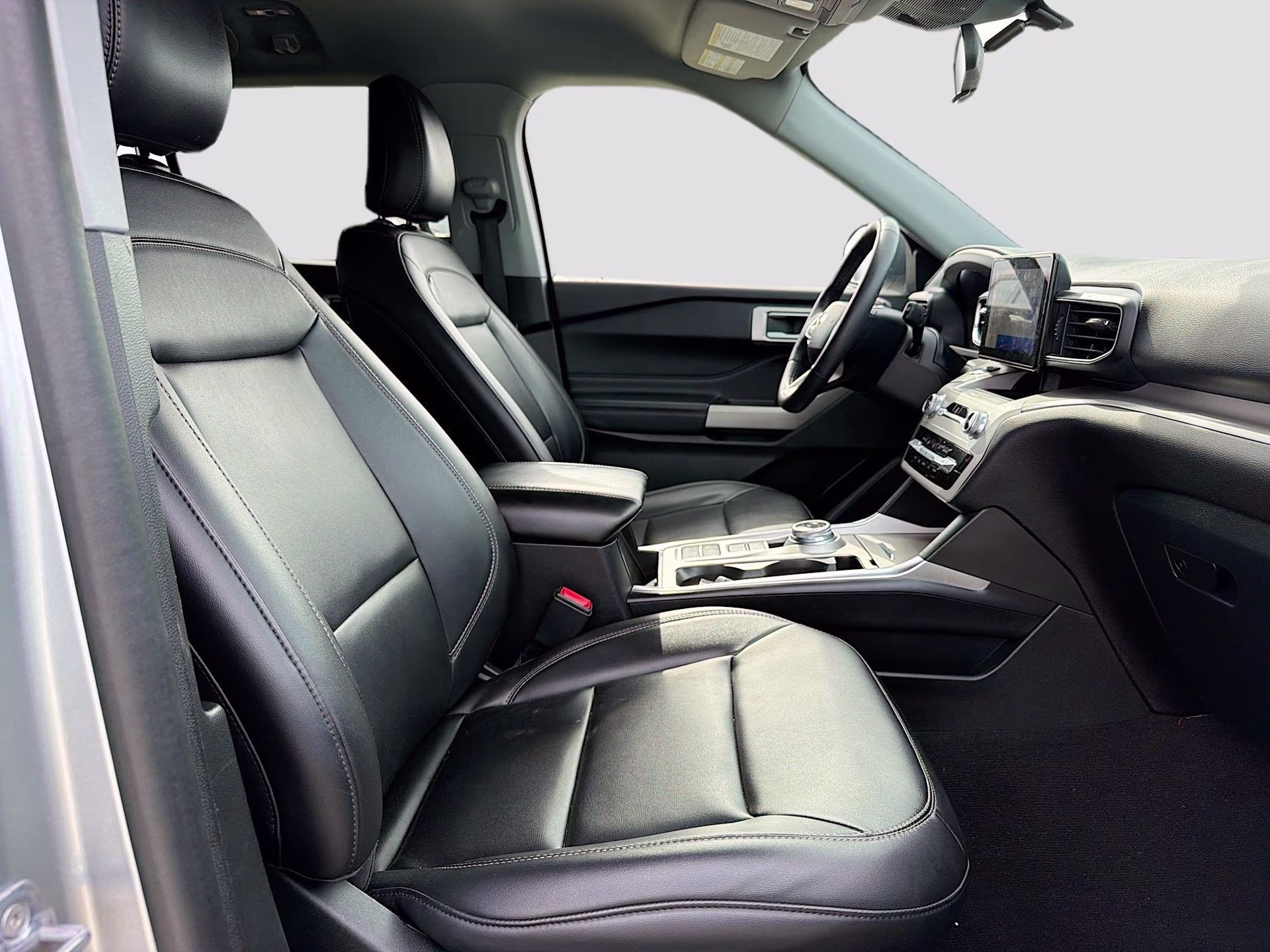 2024 Iconic Silver Metallic Ford Explorer XLT RWD SUV