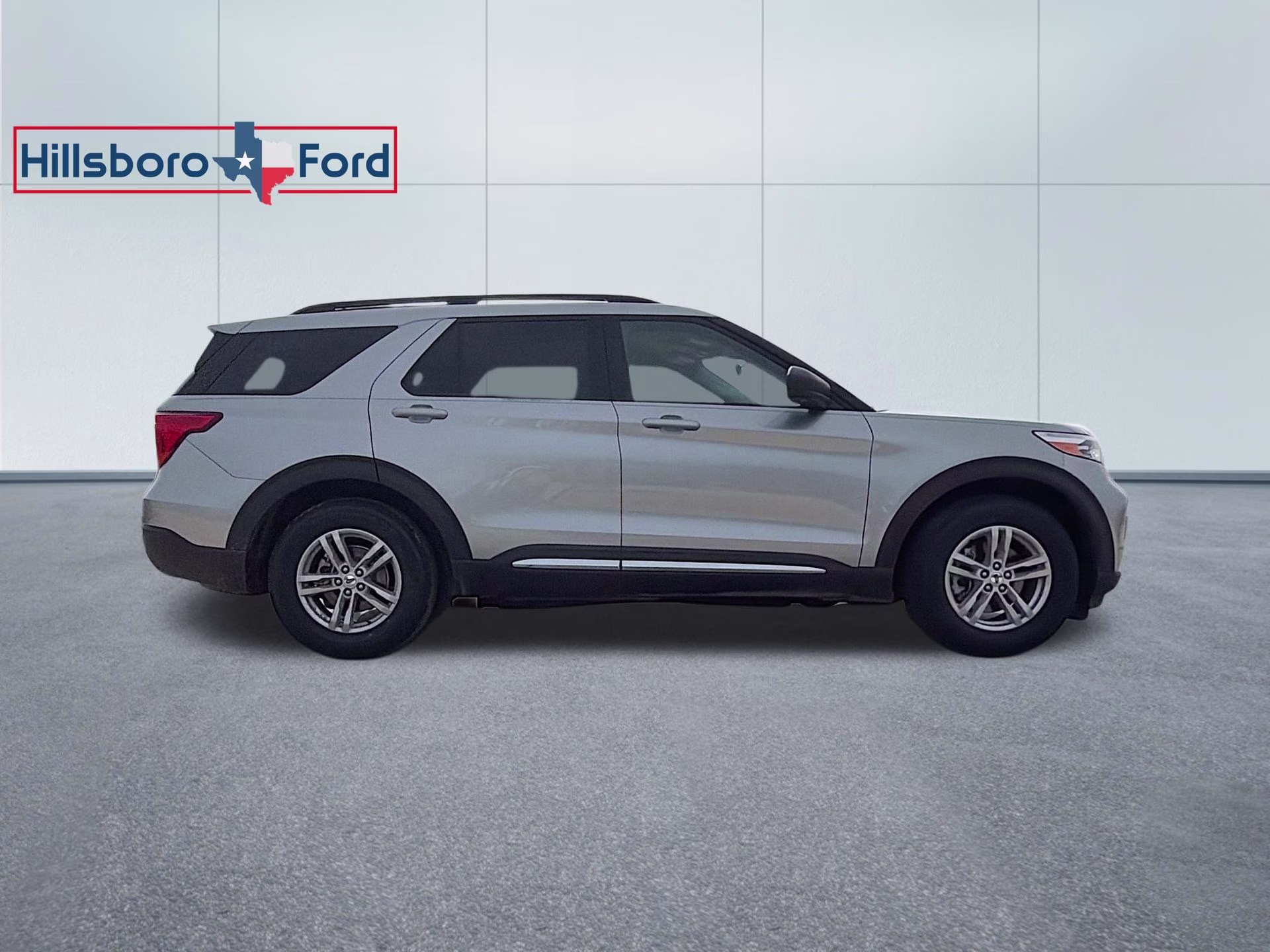2024 Iconic Silver Metallic Ford Explorer XLT RWD SUV